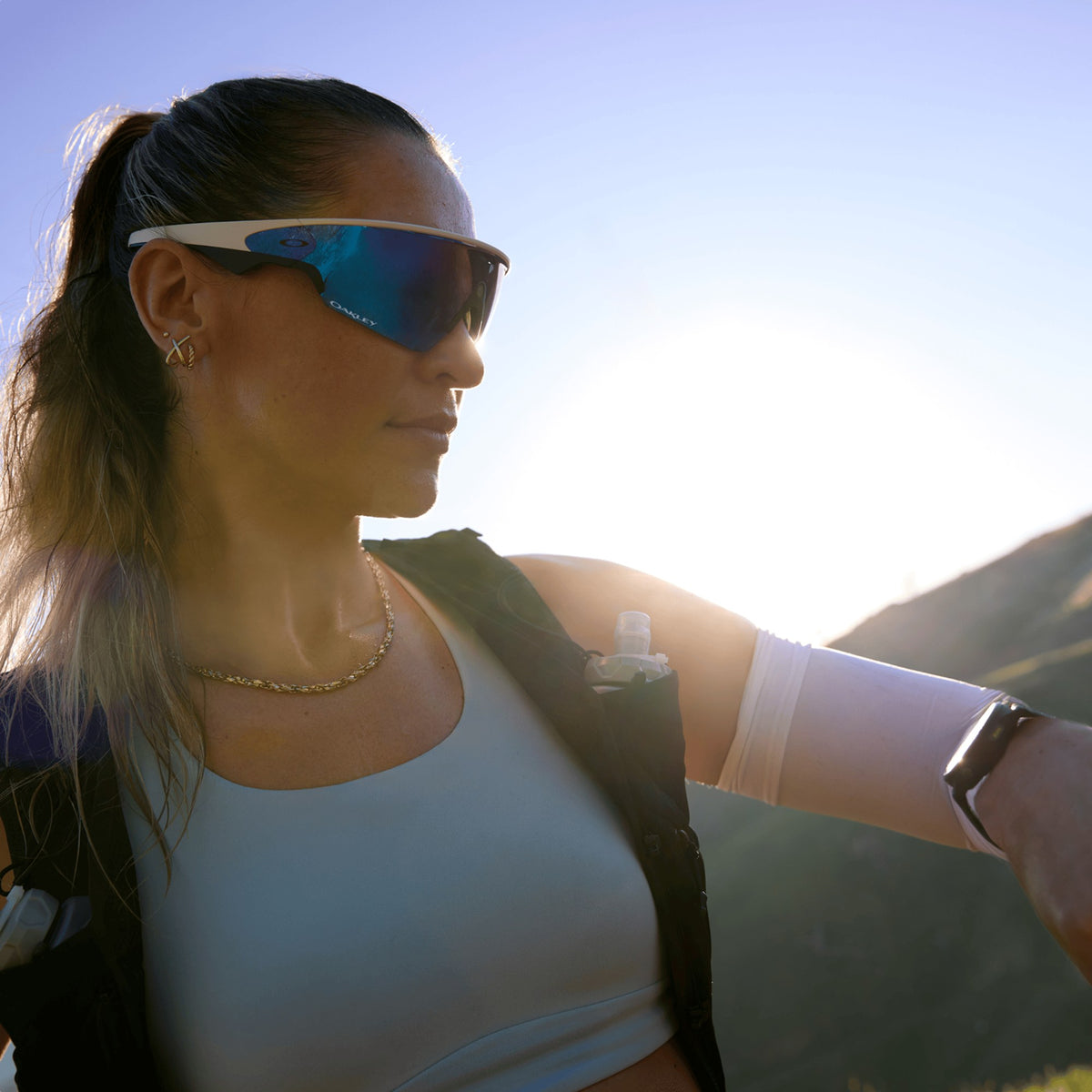 Oakley Meta Vanguard Matte White / Prizm Sapphire — what is in the box