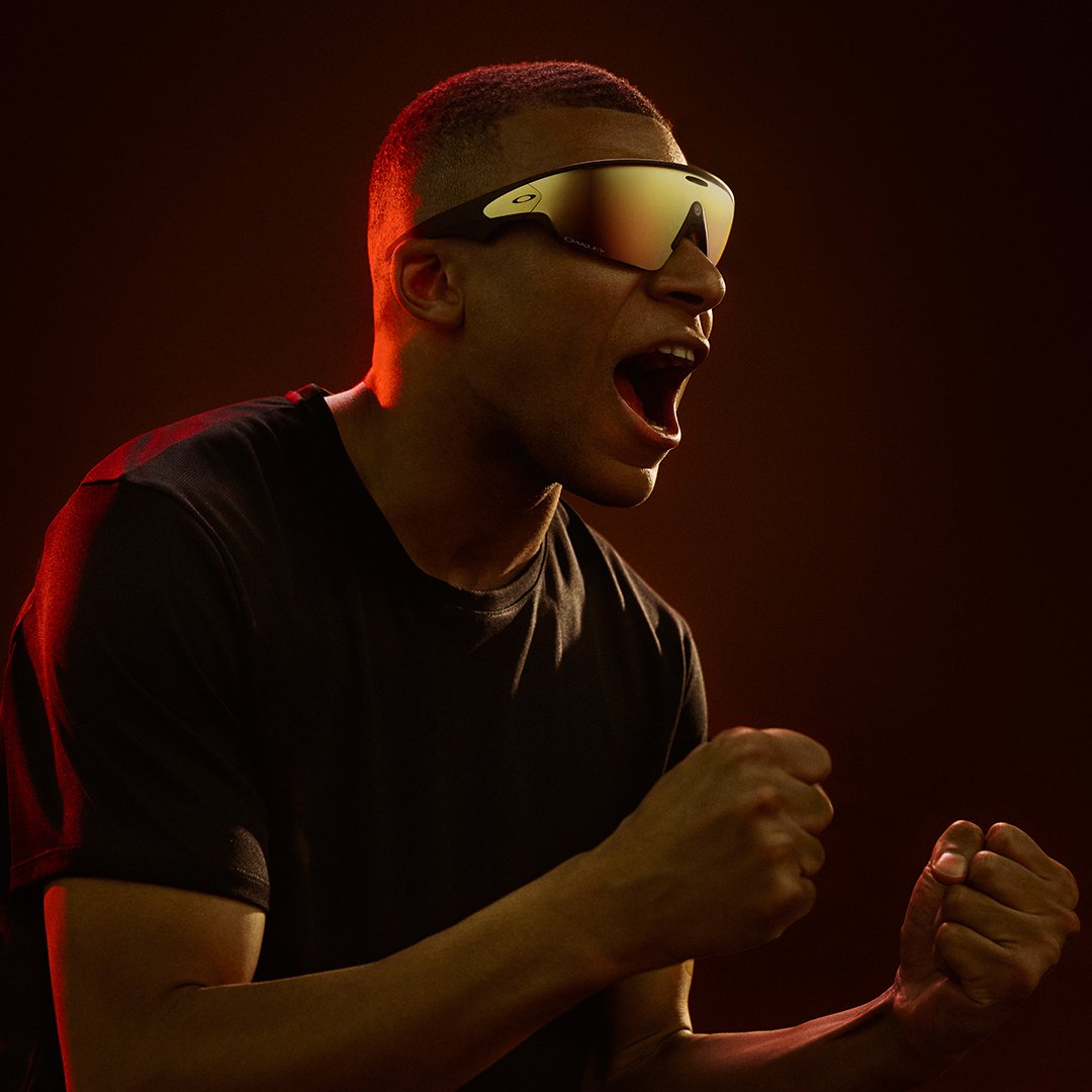 Oakley Meta Vanguard — lifestyle
