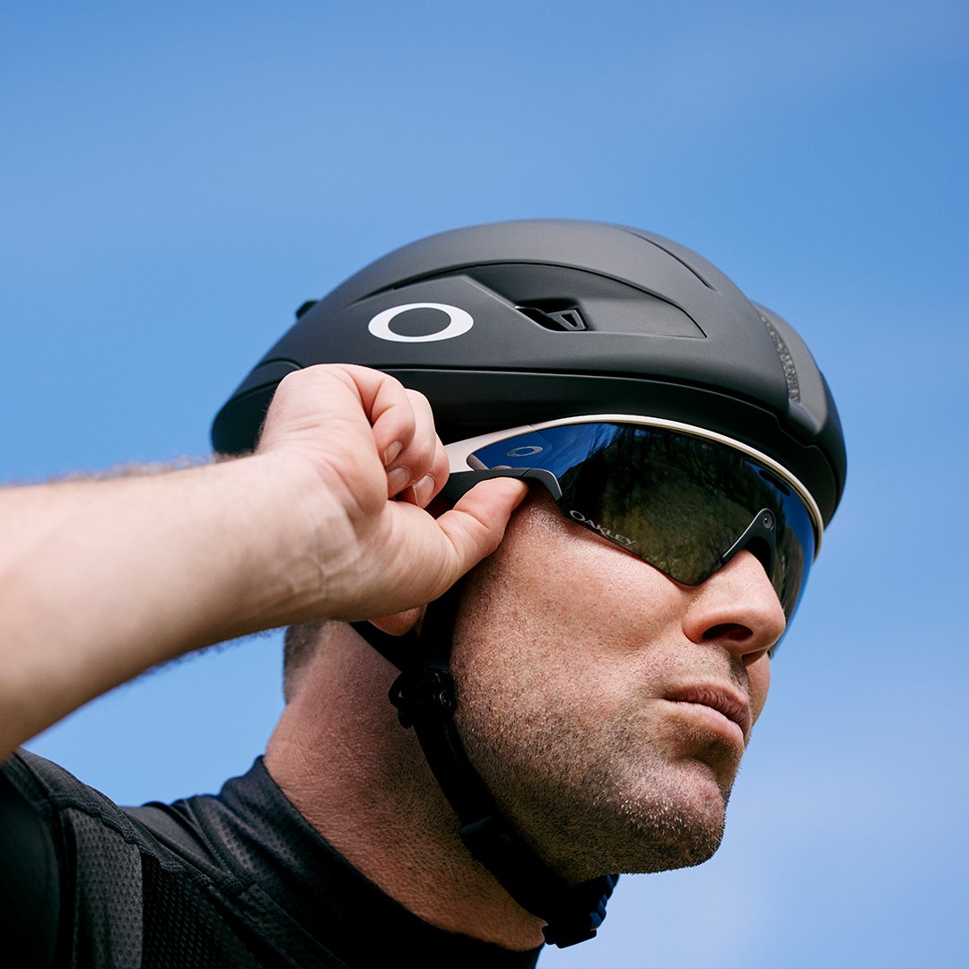 Oakley Meta Vanguard — lifestyle
